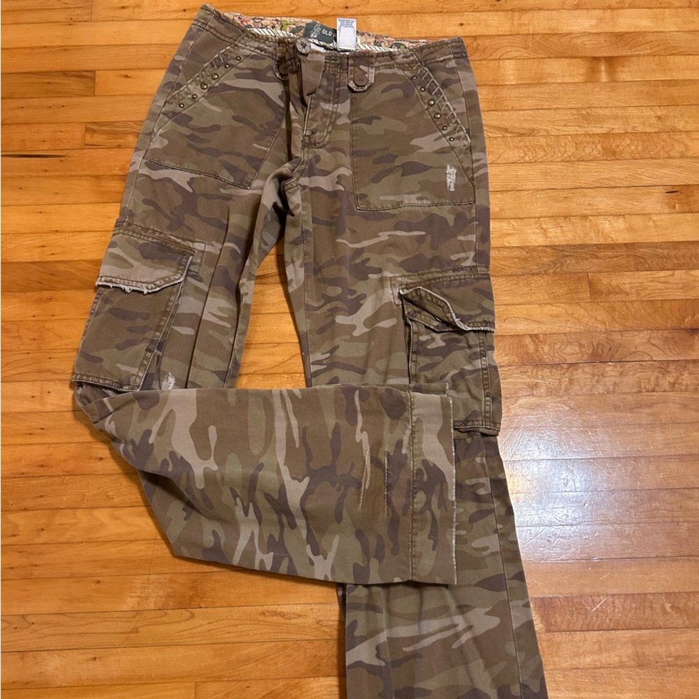 Old Navy Women’s Camouflage Cargo Pants